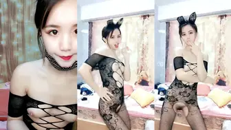 精品舞蹈系大学生妹子顶级颜值高潮喷泉，连体网袜随音乐热舞，振动棒抽插肥穴，搞出白浆太爽了直接尿出来