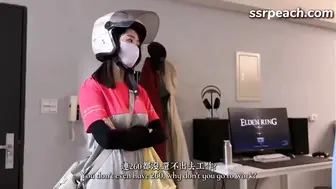 女外送员遇上了钱没带够的小白脸，他该怎么做才能付清这笔费用？