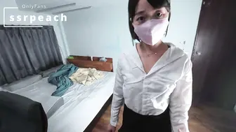 ssrpeach高跟黑丝小短裙，优雅小白领被坏哥哥按倒在床上无情蹂躏 小反差婊一个